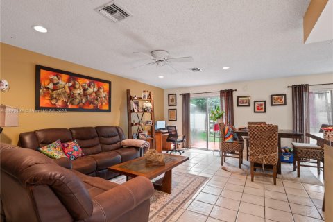 Casa en venta en Miami, Florida, 3 dormitorios, 145.58 m2 № 1947669 - foto 15