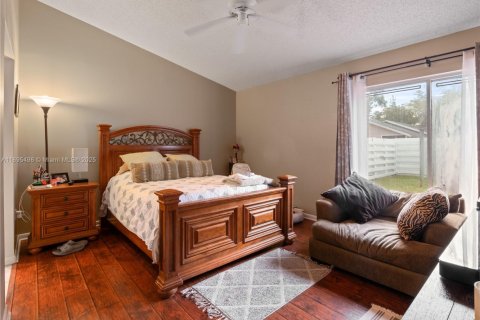 Casa en venta en Miami, Florida, 3 dormitorios, 145.58 m2 № 1947669 - foto 18