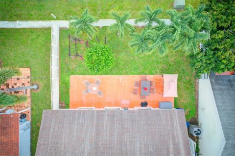 Casa en venta en Miami, Florida, 3 dormitorios, 145.58 m2 № 1947669 - foto 5