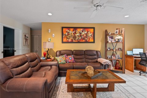 Casa en venta en Miami, Florida, 3 dormitorios, 145.58 m2 № 1947669 - foto 14