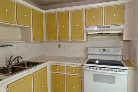 Copropriété à louer à Hialeah, Floride: 2 chambres, 93.37 m2 № 1959780 - photo 16