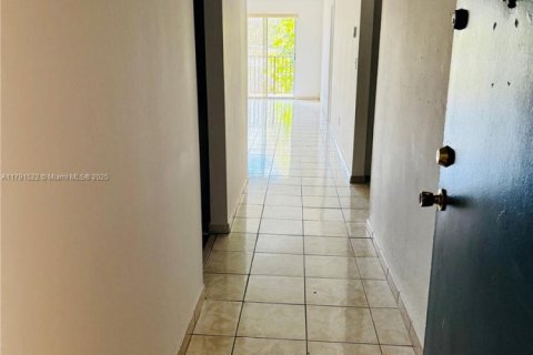 Copropriété à louer à Hialeah, Floride: 2 chambres, 93.37 m2 № 1959780 - photo 12