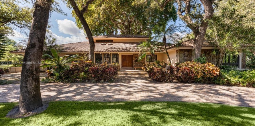 House in Coral Gables, Florida 7 bedrooms, 591.88 sq.m. № 1765021