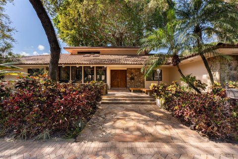 House in Coral Gables, Florida 7 bedrooms, 591.88 sq.m. № 1765021 - photo 2