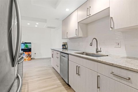 Condo in Saint Pete Beach, Florida, 1 bedroom  № 1687905 - photo 16