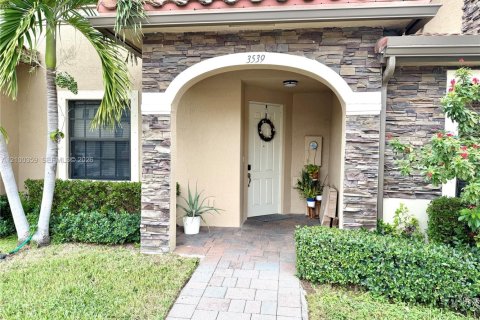 Touwnhouse à louer à Hialeah, Floride: 3 chambres, 146.23 m2 № 2400571 - photo 2