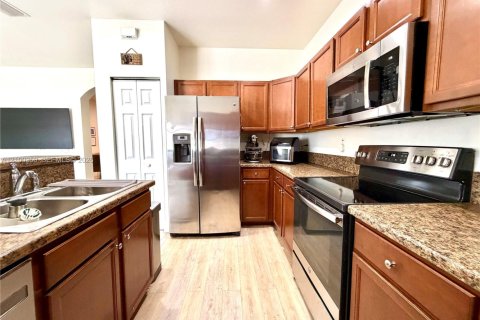 Touwnhouse à louer à Hialeah, Floride: 3 chambres, 146.23 m2 № 2400571 - photo 9