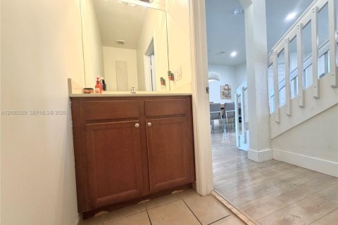 Touwnhouse à louer à Hialeah, Floride: 3 chambres, 146.23 m2 № 2400571 - photo 7