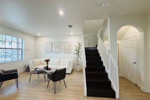 Touwnhouse à louer à Hialeah, Floride: 3 chambres, 146.23 m2 № 2400571 - photo 6