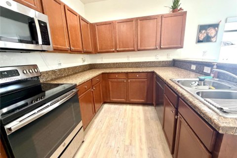 Touwnhouse à louer à Hialeah, Floride: 3 chambres, 146.23 m2 № 2400571 - photo 8