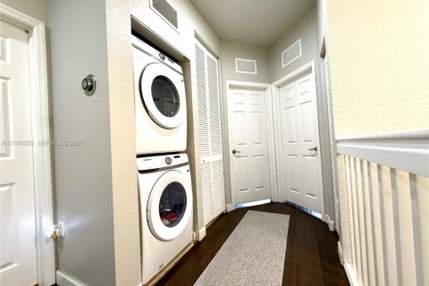 Touwnhouse à louer à Hialeah, Floride: 3 chambres, 146.23 m2 № 2400571 - photo 18