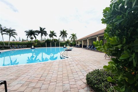 Touwnhouse à louer à Hialeah, Floride: 3 chambres, 146.23 m2 № 2400571 - photo 24