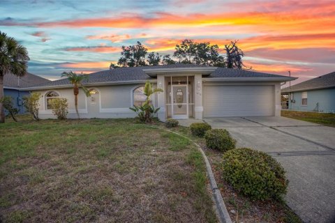 House in North Port, Florida 3 bedrooms, 164.25 sq.m. № 1759479 - photo 2