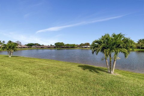House in Boynton Beach, Florida 2 bedrooms, 117.24 sq.m. № 1187659 - photo 1