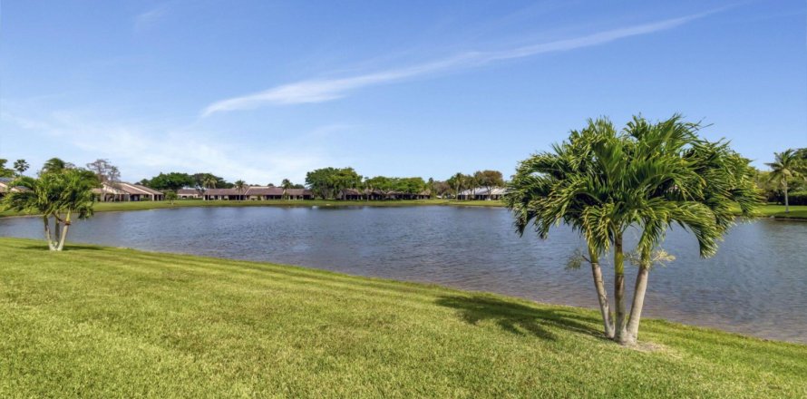 House in Boynton Beach, Florida 2 bedrooms, 117.24 sq.m. № 1187659