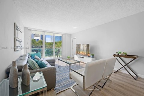 Снять в аренду кондоминиум в Санни-Айлс-Бич, Флорида 2 спальни, 93.37м2, № 1981239 - фото 2