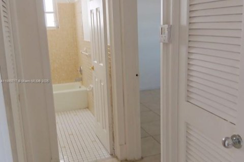 Снять в аренду квартиру в Холливуд, Флорида 1 спальня, 544.78м2, № 1947375 - фото 8