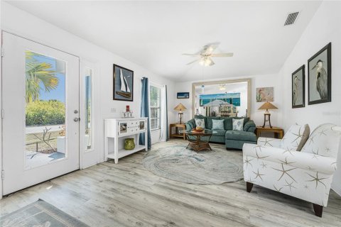House in Port Charlotte, Florida 3 bedrooms, 151.99 sq.m. № 2103660 - photo 13