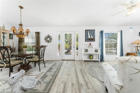 House in Port Charlotte, Florida 3 bedrooms, 151.99 sq.m. № 2103660 - photo 14