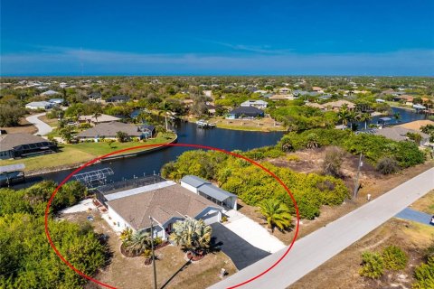 House in Port Charlotte, Florida 3 bedrooms, 151.99 sq.m. № 2103660