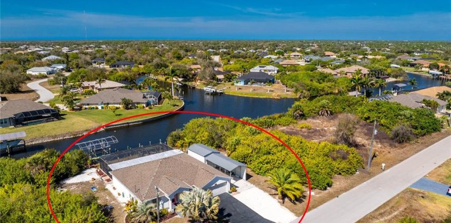 House in Port Charlotte, Florida 3 bedrooms, 151.99 sq.m. № 2103660