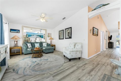House in Port Charlotte, Florida 3 bedrooms, 151.99 sq.m. № 2103660 - photo 12