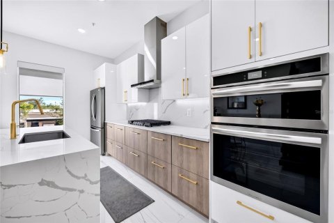 Townhouse in Sarasota, Florida 3 bedrooms, 218.32 sq.m. № 2157683 - photo 11