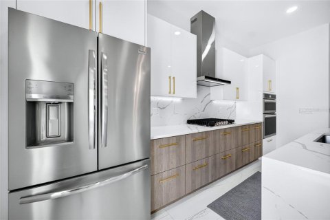 Townhouse in Sarasota, Florida 3 bedrooms, 218.32 sq.m. № 2157683 - photo 9