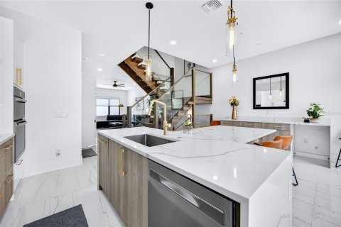 Townhouse in Sarasota, Florida 3 bedrooms, 218.32 sq.m. № 2157683 - photo 8