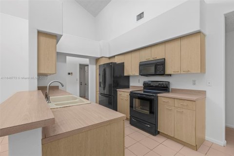 House in Pembroke Pines, Florida 4 bedrooms, 230.68 sq.m. № 1872631 - photo 13