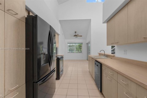 House in Pembroke Pines, Florida 4 bedrooms, 230.68 sq.m. № 1872631 - photo 15
