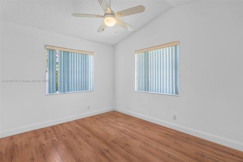 House in Pembroke Pines, Florida 4 bedrooms, 230.68 sq.m. № 1872631 - photo 28