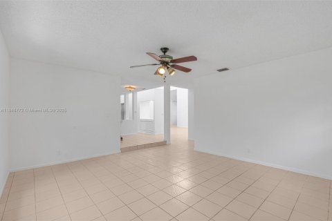 House in Pembroke Pines, Florida 4 bedrooms, 230.68 sq.m. № 1872631 - photo 7