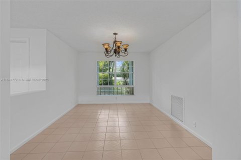 House in Pembroke Pines, Florida 4 bedrooms, 230.68 sq.m. № 1872631 - photo 9