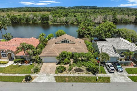 House in Pembroke Pines, Florida 4 bedrooms, 230.68 sq.m. № 1872631 - photo 1