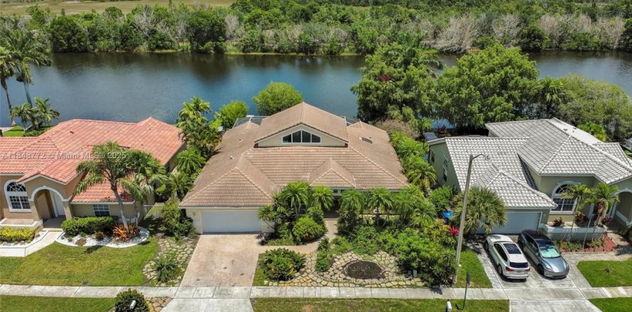 House in Pembroke Pines, Florida 4 bedrooms, 230.68 sq.m. № 1872631