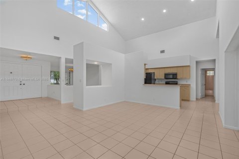 House in Pembroke Pines, Florida 4 bedrooms, 230.68 sq.m. № 1872631 - photo 12