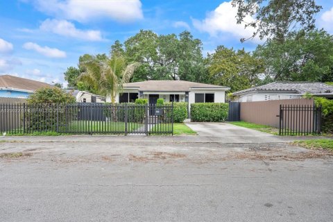 Villa ou maison à vendre à Miami, Floride: 3 chambres, 136.38 m2 № 2068247 - photo 2