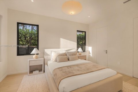 House in Miami Beach, Florida 4 bedrooms, 244.24 sq.m. № 2064778 - photo 26