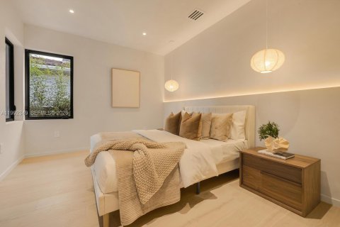 House in Miami Beach, Florida 4 bedrooms, 244.24 sq.m. № 2064778 - photo 23
