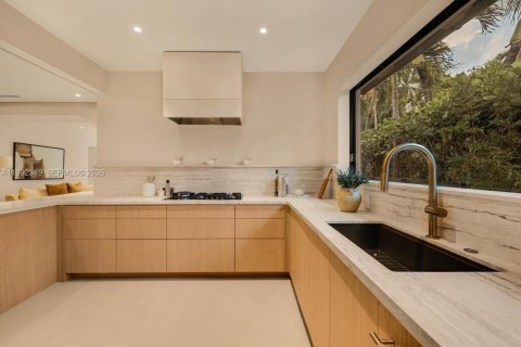 House in Miami Beach, Florida 4 bedrooms, 244.24 sq.m. № 2064778 - photo 11