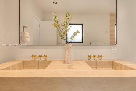House in Miami Beach, Florida 4 bedrooms, 244.24 sq.m. № 2064778 - photo 19