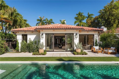 House in Miami Beach, Florida 4 bedrooms, 244.24 sq.m. № 2064778