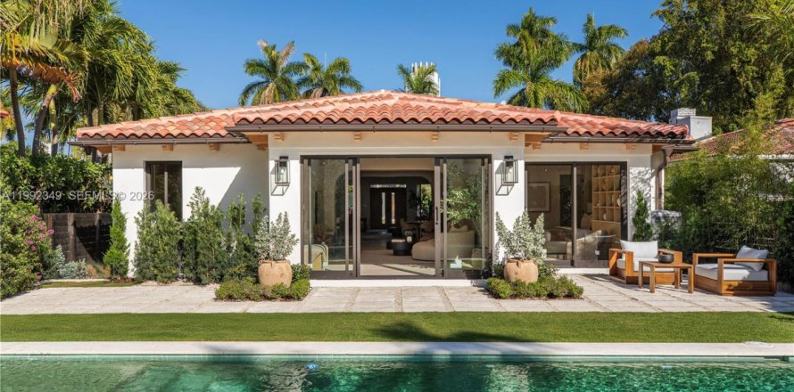 House in Miami Beach, Florida 4 bedrooms, 244.24 sq.m. № 2064778