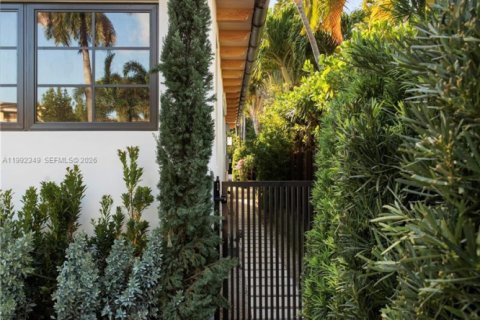 House in Miami Beach, Florida 4 bedrooms, 244.24 sq.m. № 2064778 - photo 4