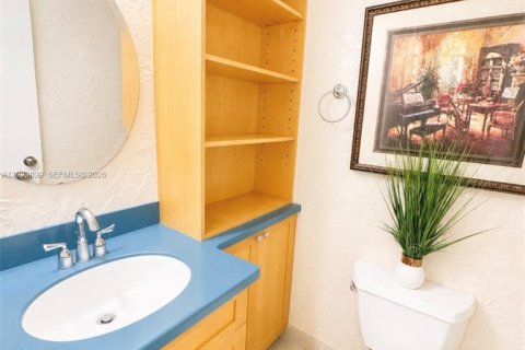 Condo in Hallandale Beach, Florida, 1 bedroom  № 2087164 - photo 11