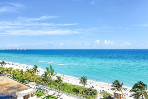 Condo in Hallandale Beach, Florida, 1 bedroom  № 2087164 - photo 2