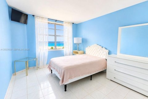 Condo in Hallandale Beach, Florida, 1 bedroom  № 2087164 - photo 13