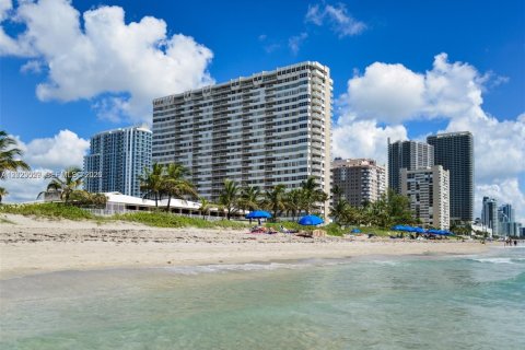 Condo in Hallandale Beach, Florida, 1 bedroom  № 2087164 - photo 22