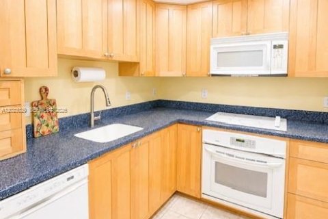 Condo in Hallandale Beach, Florida, 1 bedroom  № 2087164 - photo 9